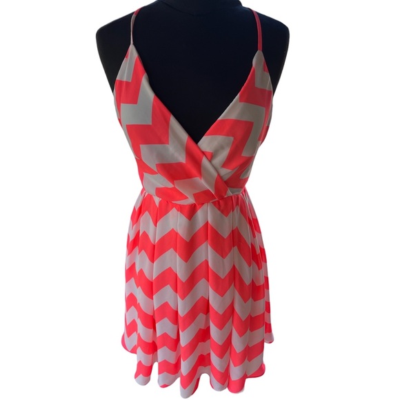 Windsor Dresses & Skirts - Windsor V Neck dress White and Neon Pink Sz M